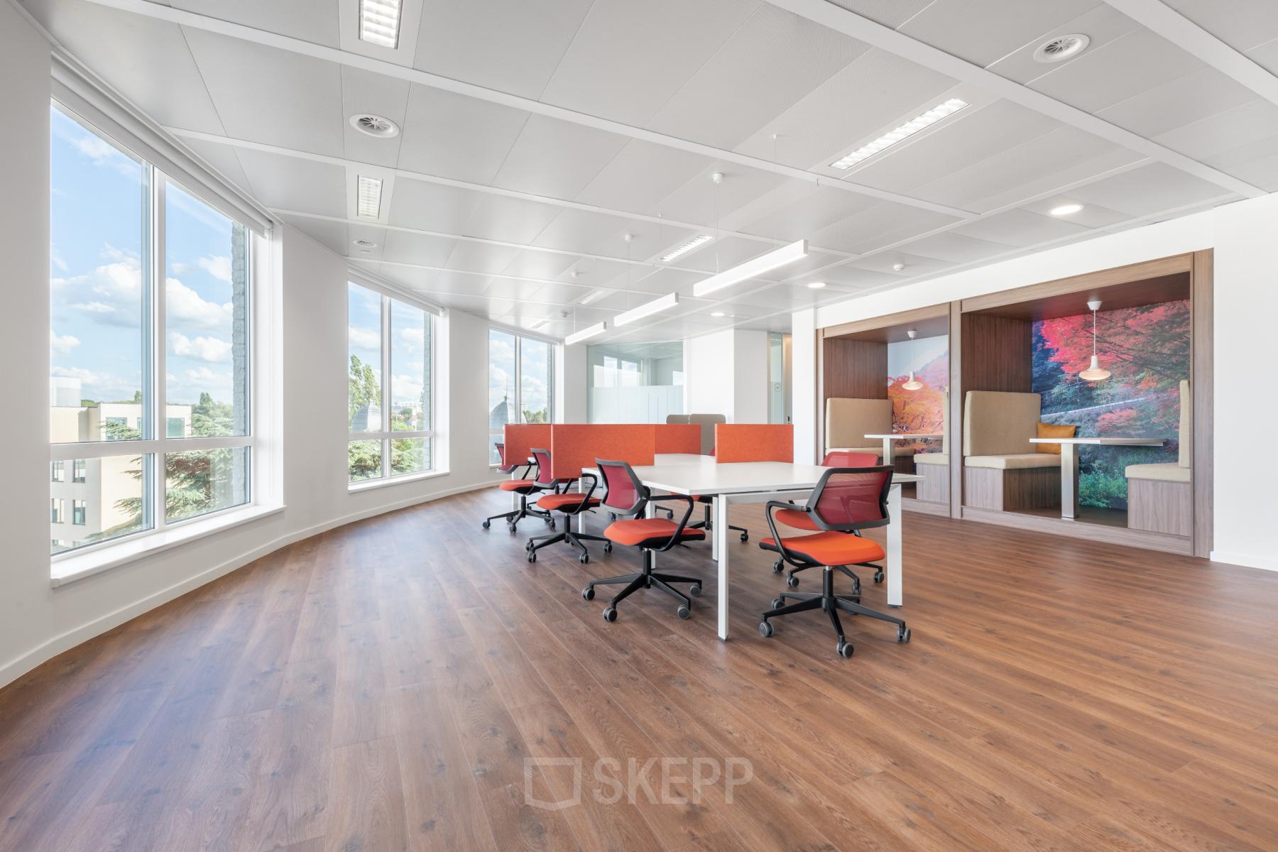 Ruime kantoorruimte te huur op Keizer Karellaan 584, Sint-Agatha-Berchem. Het interieur is modern met grote ramen en in hoogte verstelbare bureaus, ideaal voor wie een lichte werkplek wil huren.