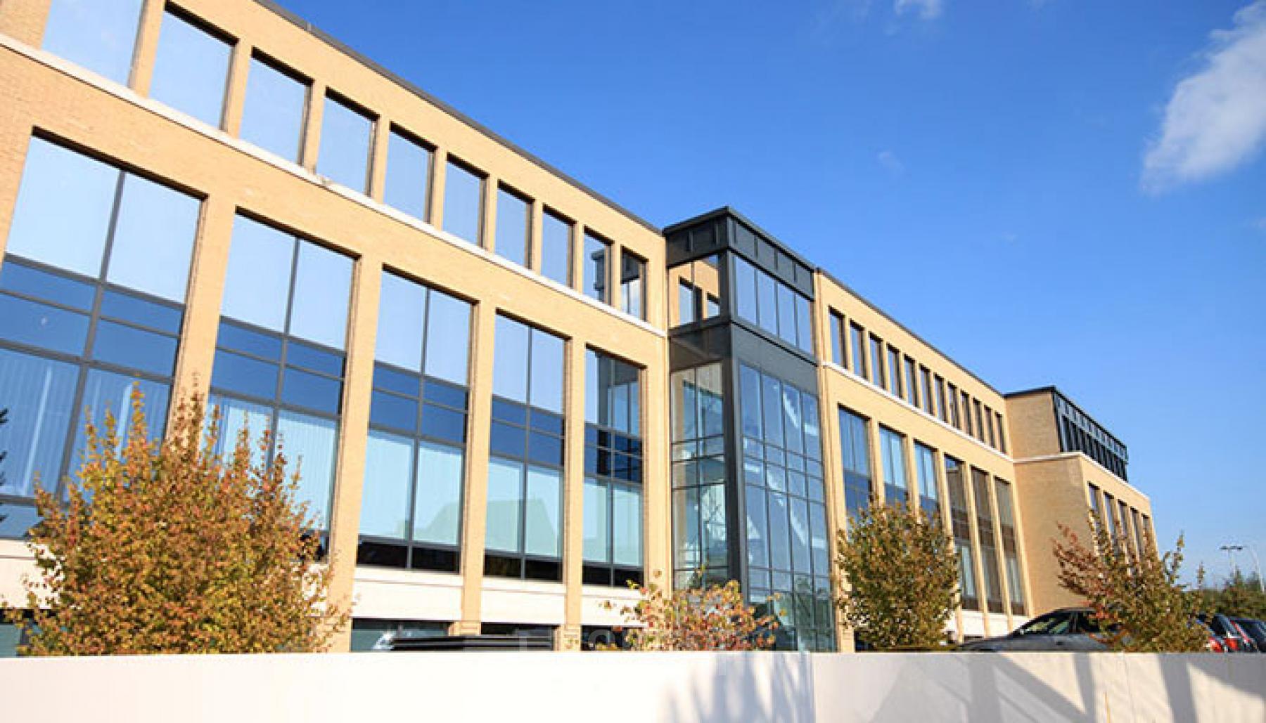 Kantoorruimte te huur aan Zuiderlaan 91 in Zellik, modern kantoorgebouw met grote ramen en aangelegde tuinen.