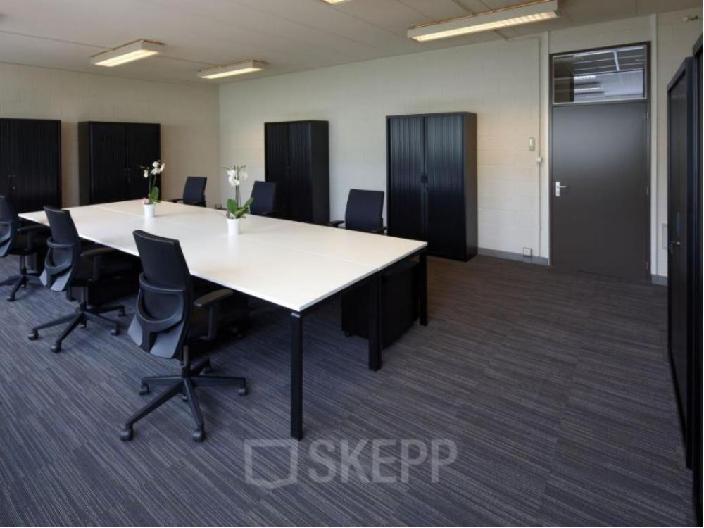 Kantoorruimte met werkplekken