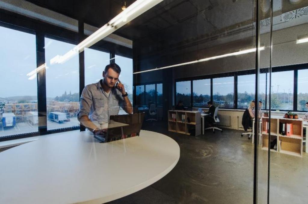 Check alle documenten voor het huren van kantoorruimte