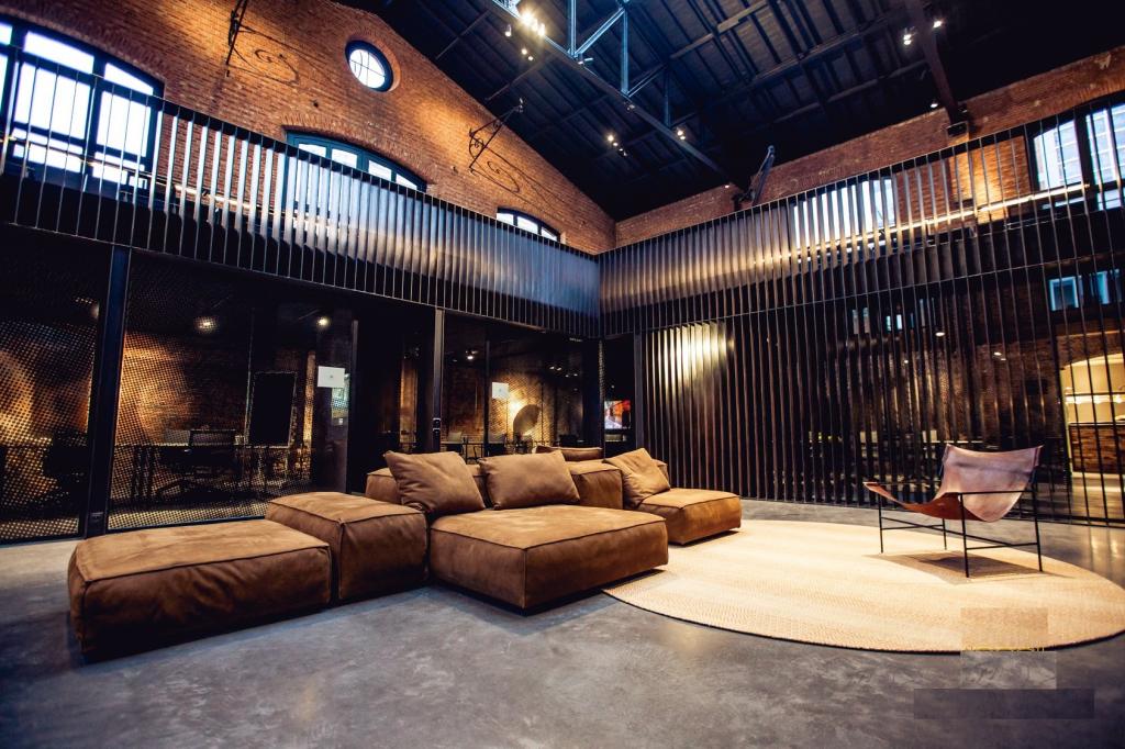 Een indrukwekkend kantoor met karakter vind je in Antwerpen.