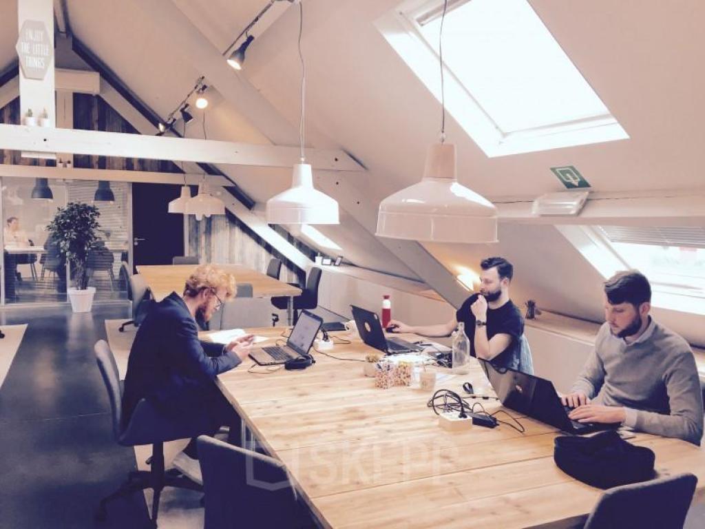 Foto van een bureau met ondernemers