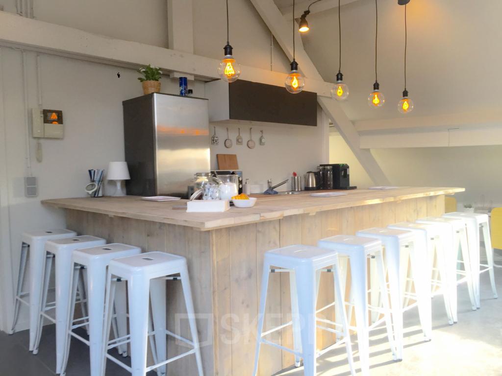 Foto van een bar op kantoor