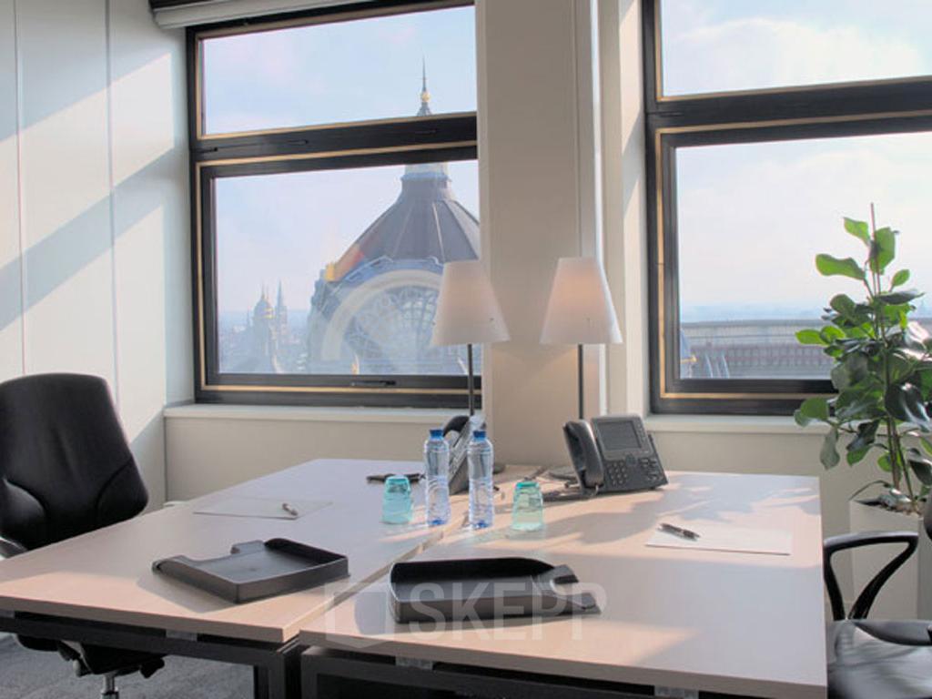 Kantoorruimte met uitzicht op Antwerpen CS