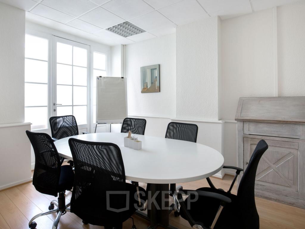 Foto van een vergadertafel