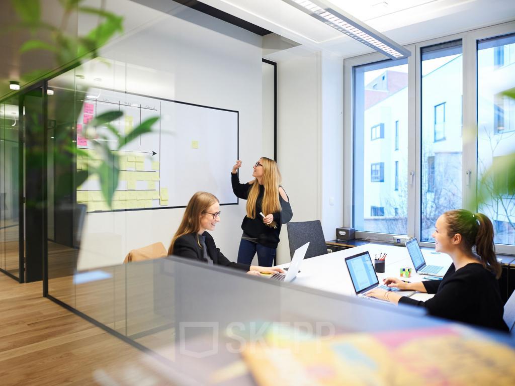 Mensen aan het werk op kantoor